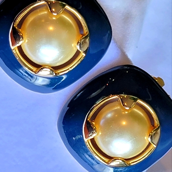 ⭐️ VINTAGE Chunky Faux Pearl Blue / Green Enamel Gold tone Clip-on Earrings - Picture 6 of 10